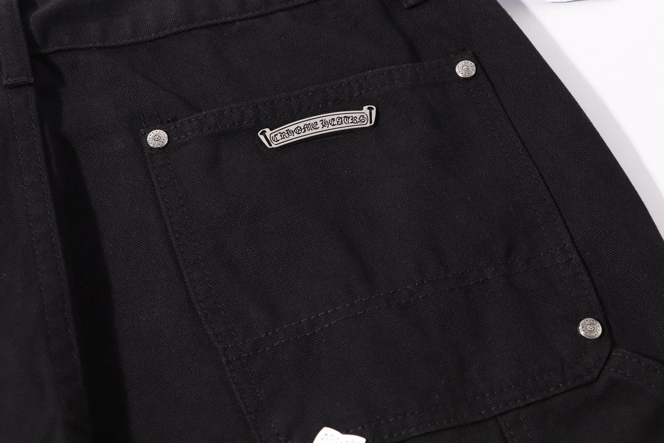 P260 model number: H25 Croxin & 𝐂𝐡𝐫𝐨𝐦𝐞 𝐇𝐞𝐚𝐫𝐭 ss25 black trousers, red and white leather button jeans, styles with different wash textures, very friendly to people with thin legs, and the slightly flared version perfectly modifies the leg shape The timeless and moderate length makes it easy to match and match. It is the basis for various styles and is a must-have in your wardrobe! The fabric is stiff but also makes the upper body soft without losing texture. The washing process is even more perfect. It is a must-have item for everyone! ! ! Washed wheat, hang tag, pants label, three labels complete Color: black Size: 28-30-32-34-36